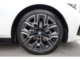【BMWアロイホイール】軽量かつ強度に拘ったアロイホイール。走行性能ポテンシャルを引き出す設計。タイヤのサイドウォールが強化されたランフラットタイヤは、パンク時にタイヤがつぶれてもリムから外れません。