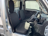 運転席まわりには十分なスペースがあり、大柄な方でもゆったり運転していただける環境です。