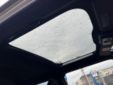 【ガラスルーフ】ガラスルーフ搭載で車内の解放感が一気にアップ!開放的なドライブをお楽しみいただけます。