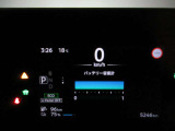 メーターも電気自動車専用。必要な情報をひと目で確認 バッテリの容量がありまだまだ安心して乗れます
