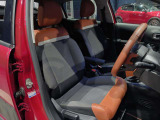 長時間の運転にも疲れにくいしっかりとしたシートになります。