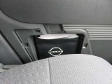 分厚くなった車検証入れも」助手席側のドアポケットに収納してすっきり グローブボックスも広く使えますよ。専用のカバーも付いています。