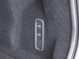 ラゲージ右側にはエアサスコントロールスイッチが付いていますので荷物の出し入れに重宝します