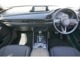CX-3では荷室や後席が狭い、CX-5だと大きすぎて運転が不安という方(特に女性ドライバーや初心者からの声)に応えて両者の中間として開発されたCX-30。