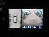 【全方位モニター】リバースに入れた際、車両全体を見渡している映像に切り替わります。また、見通しが悪い場所で便利な前方ワイド映像やすれ違いに便利な助手席側ワイド映像など切り替えが出来ますよ♪