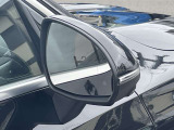【LED内蔵ウィンカー】LEDとクロームの先進的なコントラストのミラーデザインに加え、後退時助手席側のミラーが自動で下方を向くリバースポジション機能も備えており実用性も兼ね備えています。