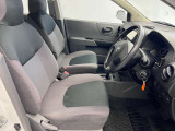 ゆったりと座れる運転席シートですのでストレスなく運転が出来ますよ!