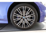 【BMWアロイホイール】軽量かつ強度に拘ったアロイホイール。走行性能ポテンシャルを引き出す設計。タイヤのサイドウォールが強化されたランフラットタイヤは、パンク時にタイヤがつぶれてもリムから外れません。