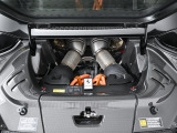 リアミッドに搭載された3.0L V6ツインターボエンジンをモーターでアシストし、最高出力は830PSを誇ります。