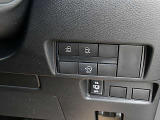 運転席の右側にはアイドリングストップ、ハンズフリーオートスライドドア等のスイッチがあります。