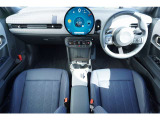 ヘッドアップディスプレイを装備し、視線を逸らさず運転に集中できる環境を構築。最新OSを搭載したセンターディスプレイが、スマートフォンのような操作感で多彩なエンターテインメントを提供します。