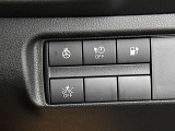 運転席右側の各種操作スイッチです。ハンドルヒーターは寒さが厳しい冬期には手先から温めてくれますので大変便利です。