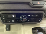 オートエアコンがついてますので、簡単操作で快適に過ごせます。リア熱線のスイッチの中にサイドミラーヒーターも入っています。パネル内のシートヒータースイッチは前席の左右別々に2段階で温度設定ができます。