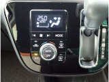 オートエアコンを装備しておりますので、四季を通じて車内を快適な温度に保つことが出来ます!高級感が有りますね!