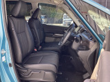 フロントは運転席と助手席が別々の広々としたセパレートシートです、運転席は、高さを調整できるハイトアジャスター付きです。