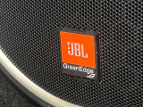 【JBLサウンドシステム】メーカーオプションの高品位サウンドシステムを搭載。専用のチューニングが施された大小様々なスピーカーから良質なサウンドが奏でられ、臨場感あふれる音響空間を演出します。