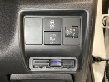 ハンドルの右側にはヘットライトリベライザーとVSA(ABS+TCS+横滑り抑制)の解除スイッチがついています。その下には、ETCもついています。高速道路の料金所の通過も楽々です!。