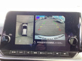 【アラウンドビューモニター】周囲を見渡せる映像で、スムースな駐車をサポートします