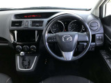 【運転席インテリアデザイン】左右対称のインテリアデザインでドライバーを包み込み運転に集中できるように設計されています。
