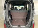 ちょっとした荷物やお買い物には充分な広さの荷室です。