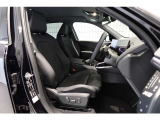 【運転席シート】人間工学に基づき形成した形状が長時間のドライブ疲労も軽減します。すべての走りを特別な出来事に変える様に設計されています。