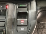 右側に電子制御パーキングブレーキがあります。スイッチひとつでブレーキ力を自動的に最適制御できるパーキングシステムです。