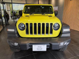 丸めのヘッドライト、Jeep伝統のセブンスロットグリル、張り出したオーバーフェンダーなど一目でJeepとわかるフロントマスクです。