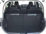 【広々トランクルーム】車体に対してスペースは広めに作ってあります。また、背もたれを倒すとより多くの荷物を乗せることができます。