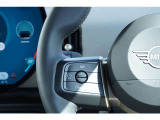 運転支援システム(ACCなど)を直感的に操作できる左側のボタン類。マットな質感の仕上げにより、指紋が目立ちにくく、長時間のドライブでも常にクリーンで快適な操作感を提供します。