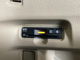 ハンドルの左下にETCがついています。高速道路の料金所の通過も楽々です。 カードの取り出しもしやすい場所についています。