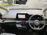 運転席からの視界が広く、隅々まではっきり見渡せます☆小物入れも多くスッキリした運転席廻り