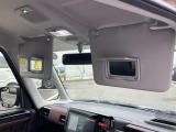 運転席と助手席にはミラー付きサンバイザーを装備☆