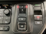 シフトはセレクトレバーのなくなったエレクトリックギアセレクターになっています。「e:HEV」搭載車ですので、日常シーンのほとんどをモーターで走行し、状況に応じあらゆる領域で優れた燃費走行を実現します。
