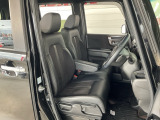 肘掛けとシートヒーター装備のフロントシートで長時間でも快適ドライブ!