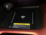 【ワイヤレス充電器】スマートフォンをさっと置くだけで充電できます。充電ケーブルが必要ないので車内がすっきりします。