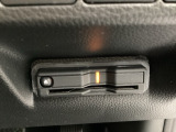 ハンドルの右下にETCがついています。高速道路の料金所の通過も楽々です!。 カードの取り出しもしやすい場所についています。