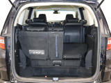 簡単に収納できる後部座席!大空間が出現します!シートアレンジが多彩な点も特徴です!レジャー用品も積み込めます!