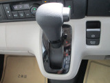 シンプルなデザインのシフトレバーなので簡単に操作することが出来ます!