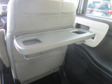 運転席の背面にテーブルがあるので便利ですね!