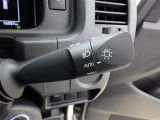 【オートライト】車外の明るさに応じて、自動的にライトの点灯・消灯をしてくれます。