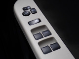 電動格納ドアミラー、全席パワーウィンドー仕様です。