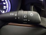 【オートライト】車外の明るさに応じて、自動的にライトの点灯・消灯をしてくれます。