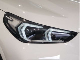 【LEDヘッドライト】先進のLEDテクノロジーを採用。放射される白色光の周波特性は太陽光に近く、バイキセノン・ヘッドライトを上回るコントラストで更に明るく輝きます!