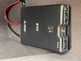 【ETC】有料道路を利用する際に料金所で停止することなく通過できる、ETC車載器(ノンストップ自動料金収受システム機器)が装備されています。セットアップを行うことで利用可能になります。