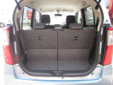 トランクルームは大きくはありませんが、4人乗っても多少の荷物なら積むことができます。