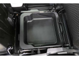 【シートアンダートレイ】助手席シートの下部に靴が一足入るほどの大きなトレイが付いています♪