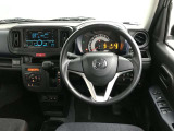 【運転席インテリアデザイン】左右対称のインテリアデザインでドライバーを包み込み運転に集中できるように設計されています。