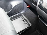 助手席の下にも御覧のように収納が有ります。
