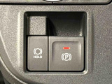 指先だけで簡単に操作が可能な電動パーキングブレーキを採用。「HOLD」スイッチを押すと、渋滞や信号待ちなどでブレーキペダルから足を離しても、ブレーキを保持するので安心です