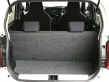 【広々トランクルーム】車体に対してスペースは広めに作ってあります。また、背もたれを倒すとより多くの荷物を乗せることができます。